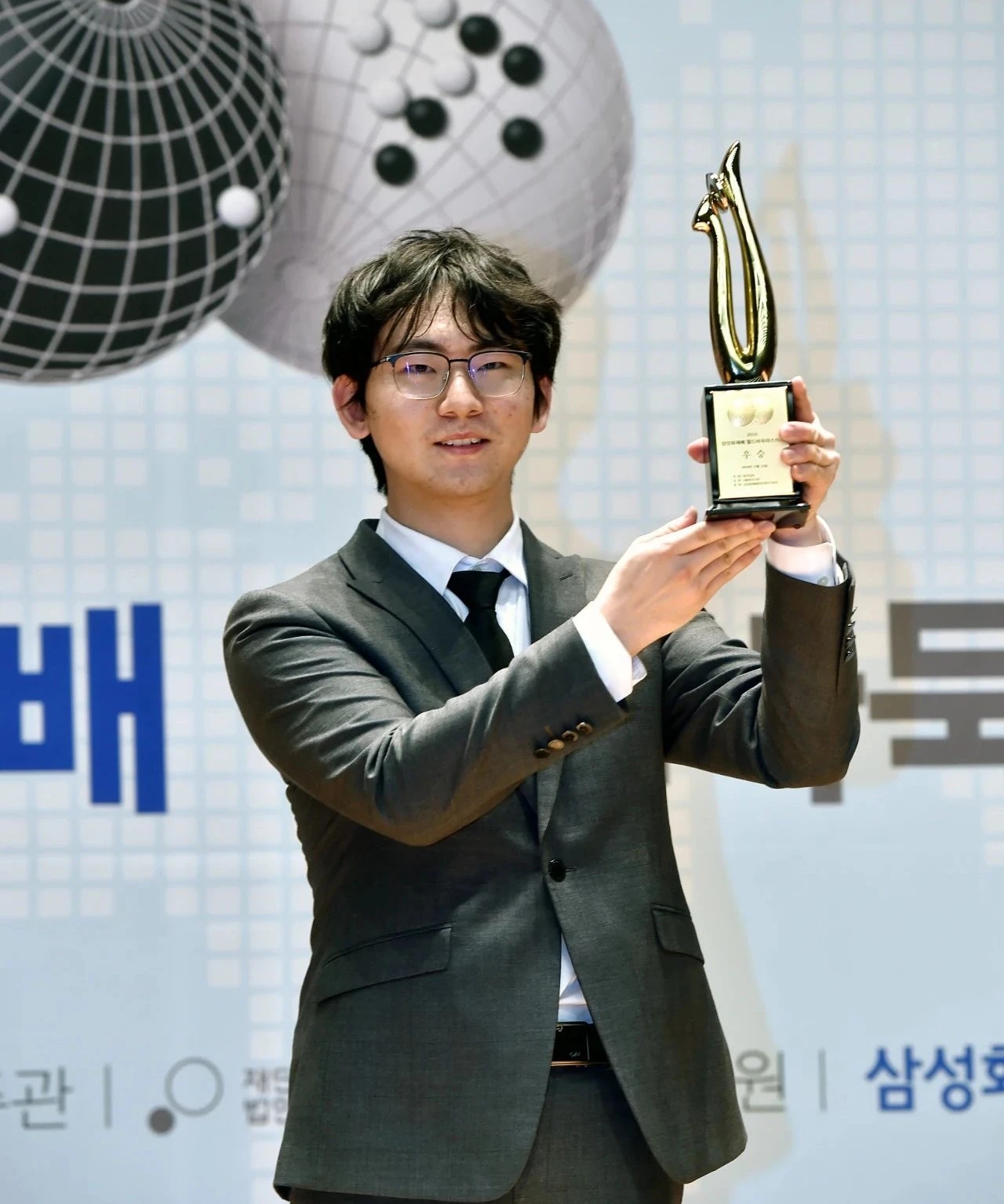 上海农心杯落幕 丁浩执黑错失关键机会，申真谞