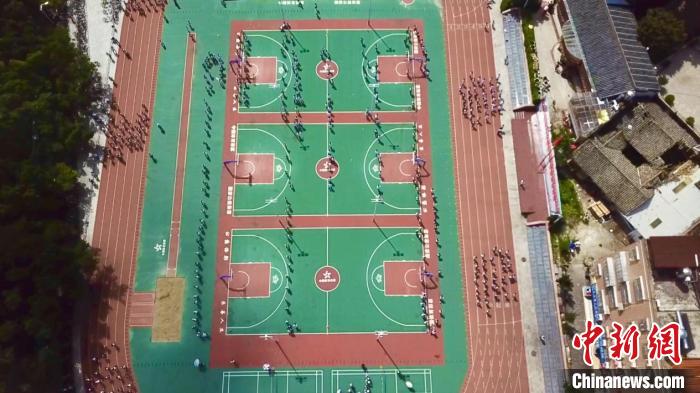 广东探索镇校体育共享工程：让“快乐操场”惠