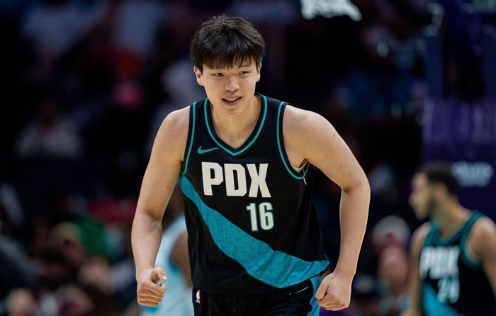 开拓者内线轮换策略：罗威伤病隐患与杨瀚森成