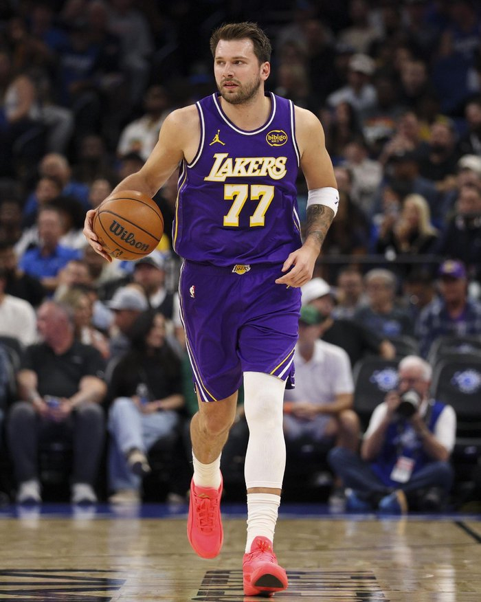 湖人客场不敌活塞终结九连胜 东契奇32分成关键