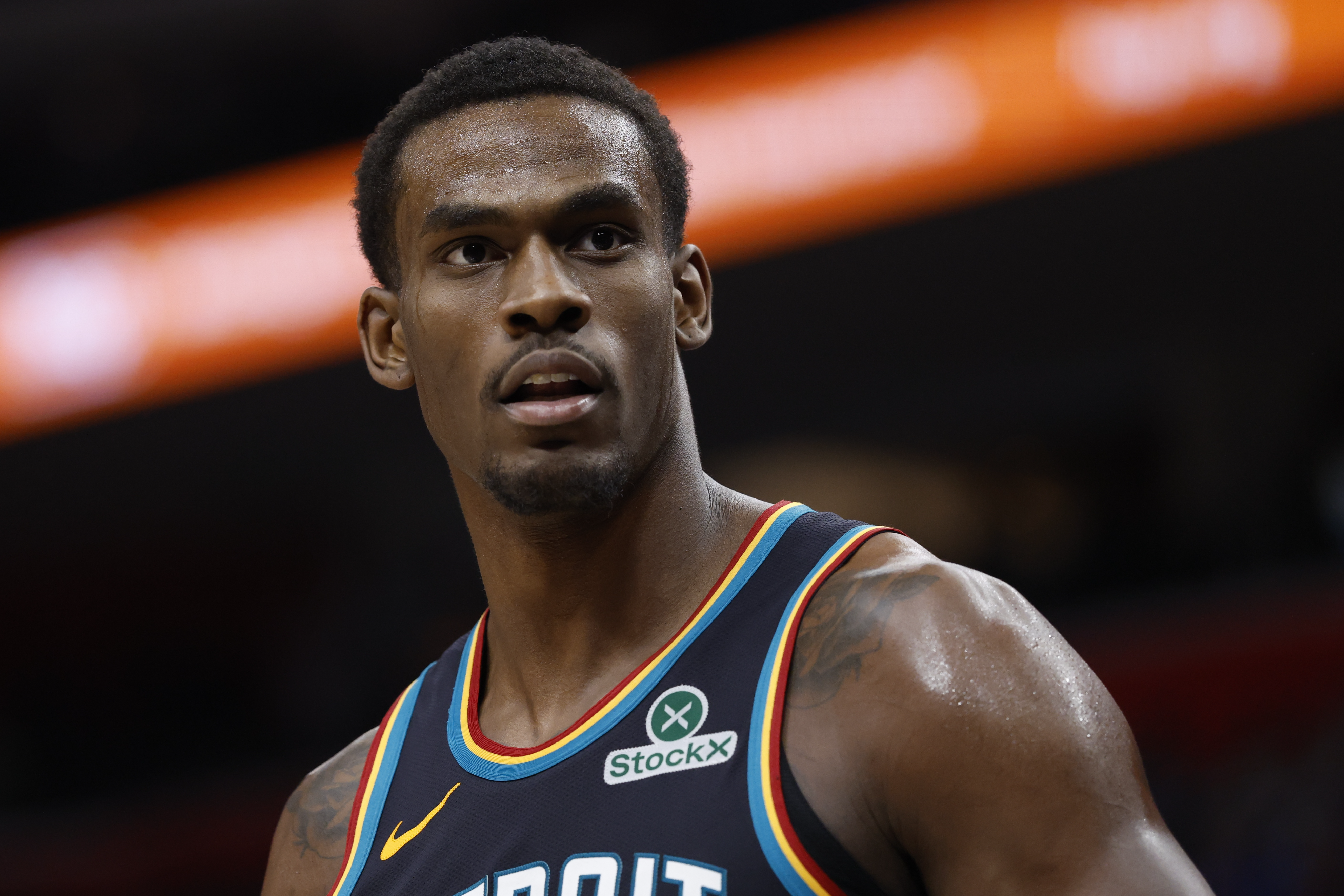 湖人客场不敌活塞终结九连胜 东契奇32分成关键