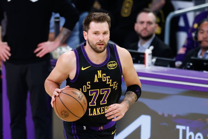 湖人客场不敌活塞终结九连胜 东契奇32分成关键