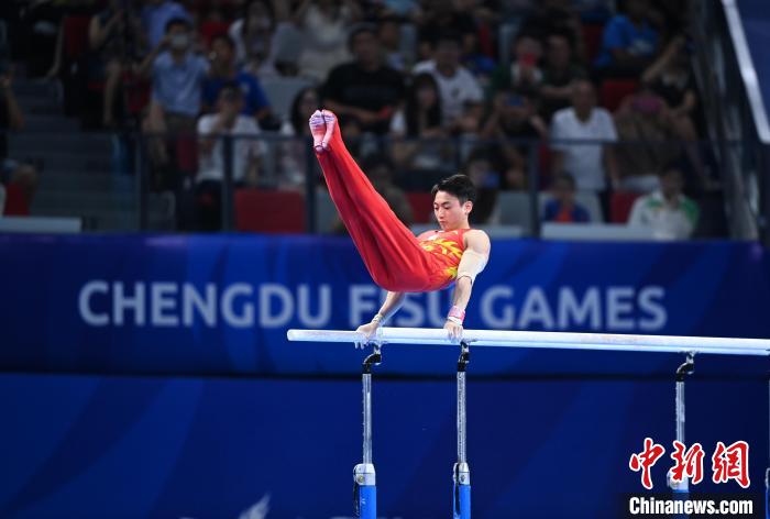 邹敬园成都大运会双杠决赛高分夺金 小失误难掩