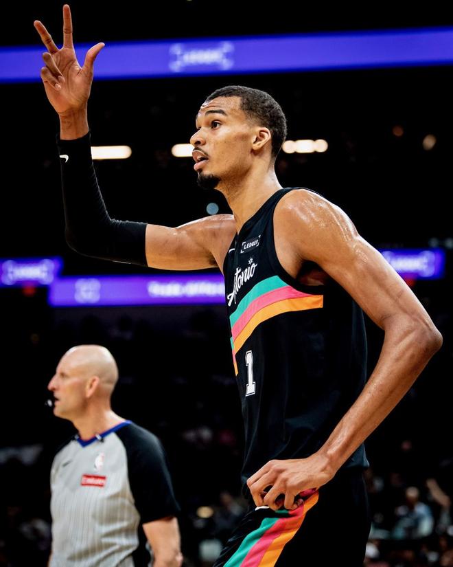 文班亚马复出砍40+13 马刺力克独行侠取3连胜