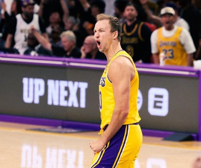 火箭0-2落后湖人 新三巨头强势碾压杜兰特复出阵